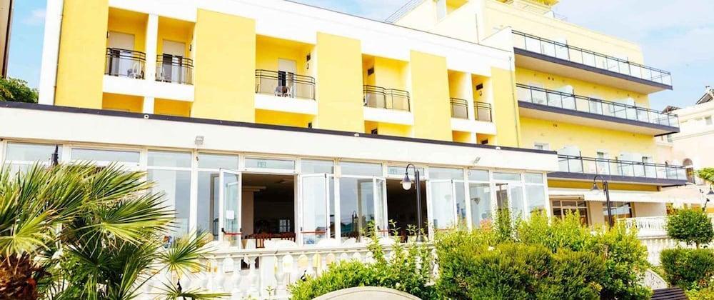 קאטוליקה Hotel Royal מראה חיצוני תמונה